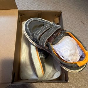 Sperry sz 9 boat shoes. Grey w/ orange, velcro closure. Preowned good condition